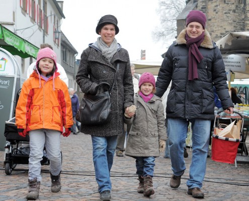 Familie Bovensmann auf dem Weihnachtsmarkt (v.l. Luna, Elke, Flora, Sascha)